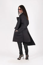 
Черно дамско яке Emma от неопрен с асиметричен подгъв, дължина над коляното, дълги ръкави и вложки от жоржет с принт.